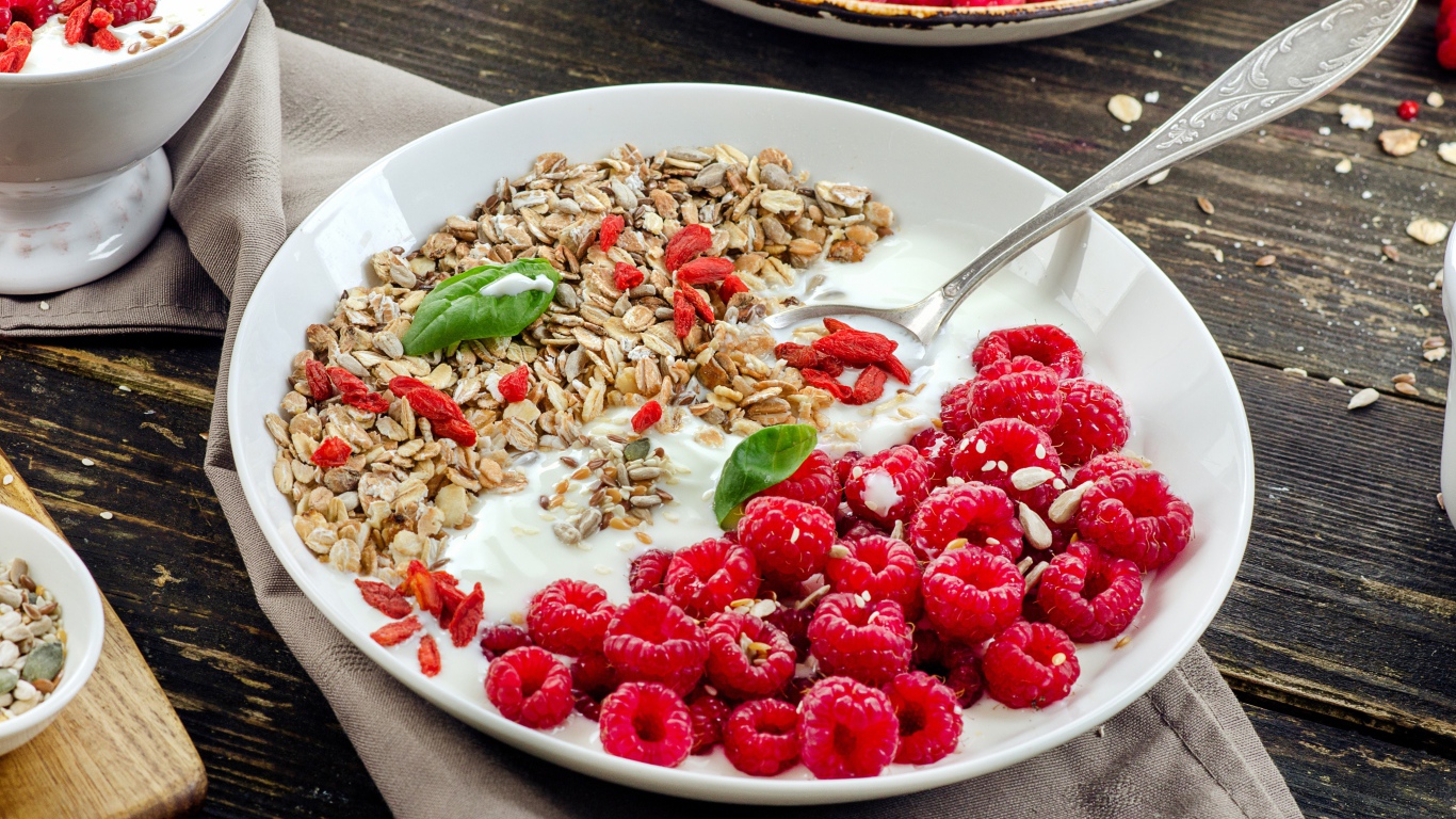 Мюсли йогуртом и свежими ягодами малины на завтрак