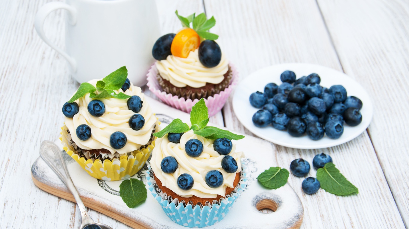 Кексы на столе с ягодами черники 