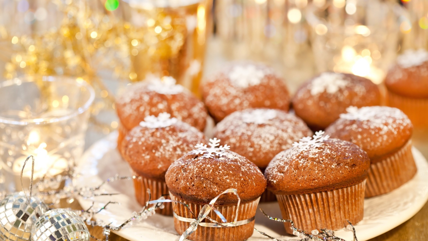 Кексы на столе с сахарной пудрой 