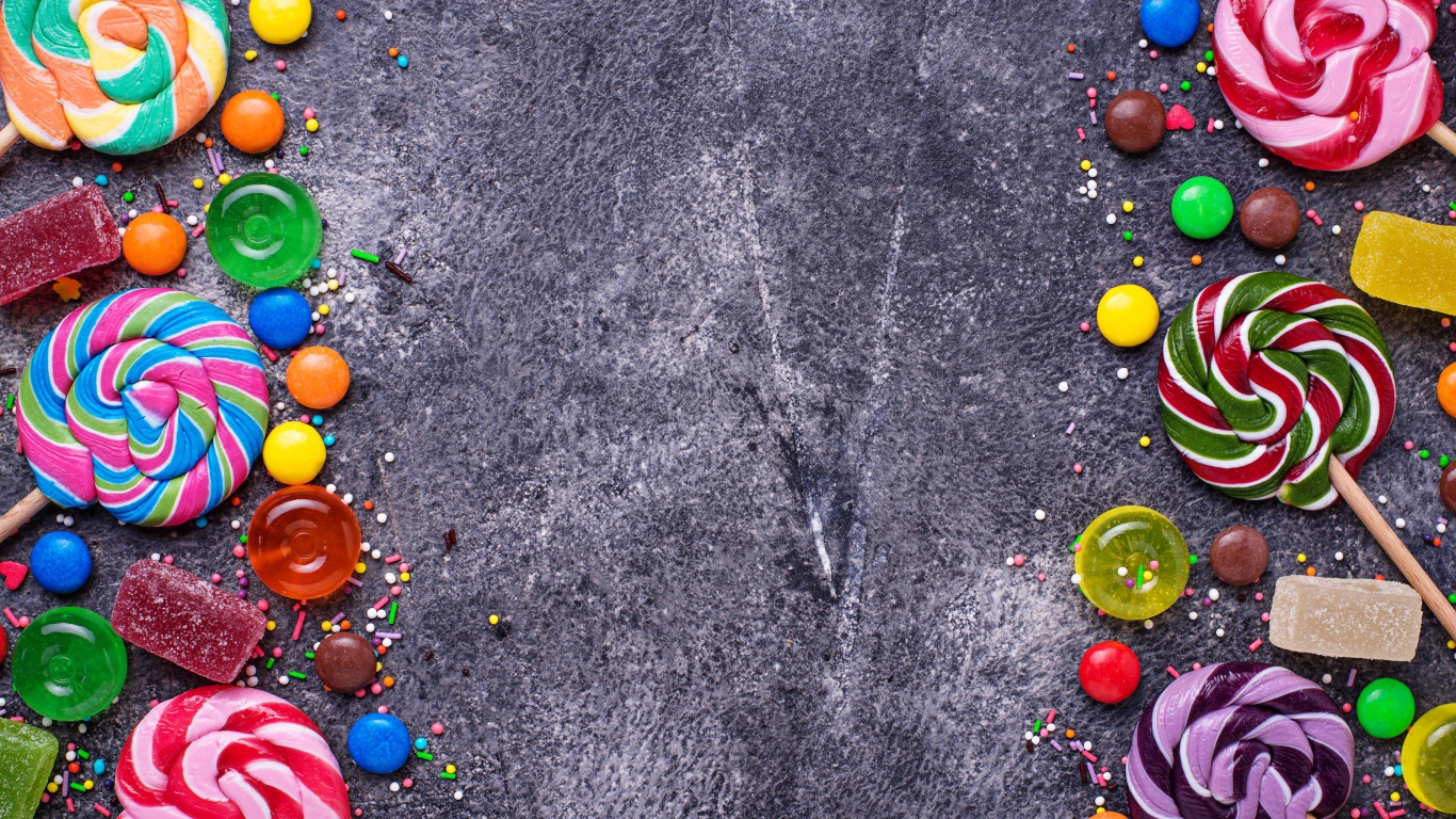 Разноцветные конфеты на сером фоне