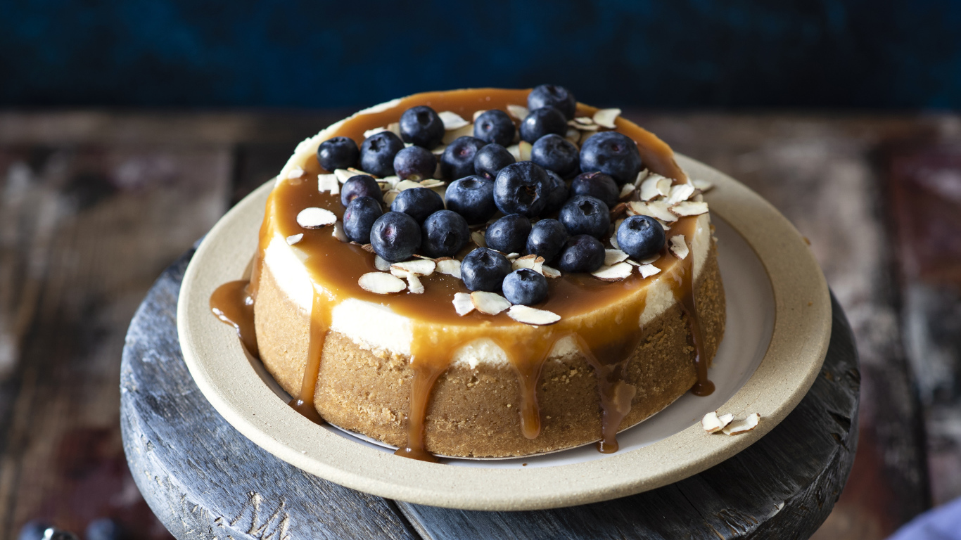 Пирог с карамелью и ягодами черники