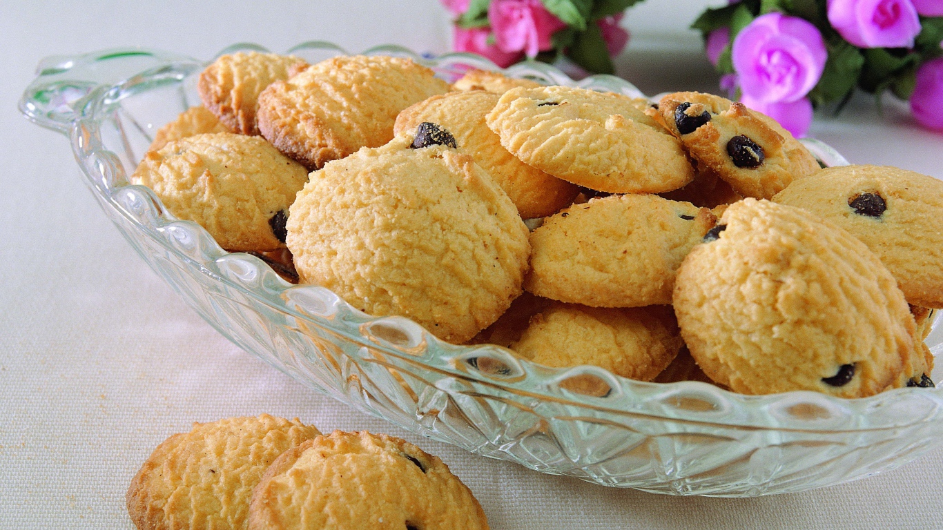 Песочное печенье с изюмом на хрустальной вазе 