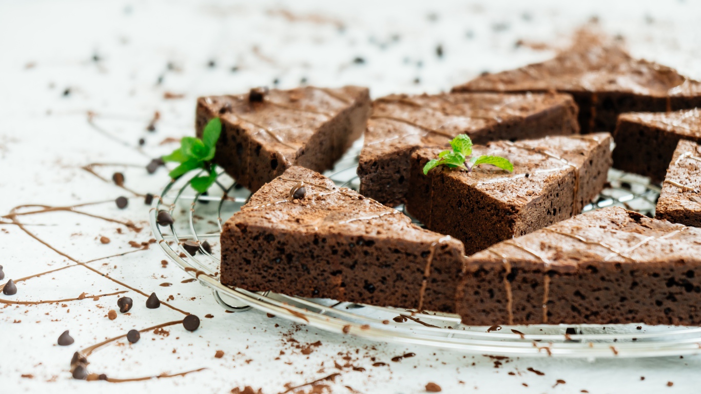 Кусочки аппетитного шоколадного десерта брауни