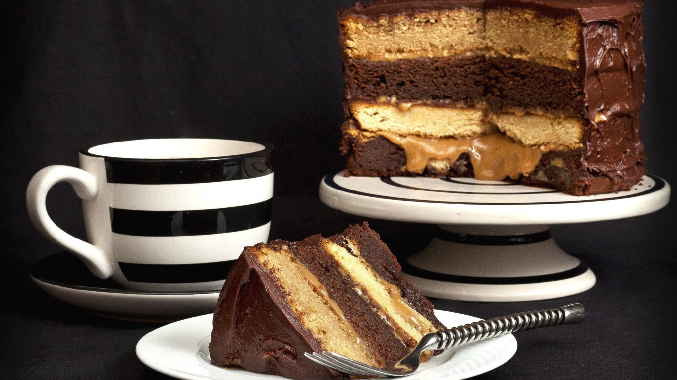 Бисквитный торт на столе с чашкой 