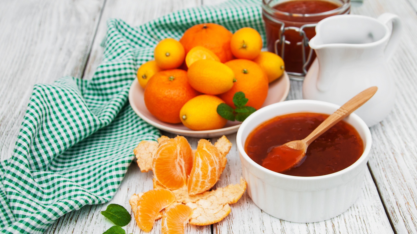 Джем на столе с мандаринами 