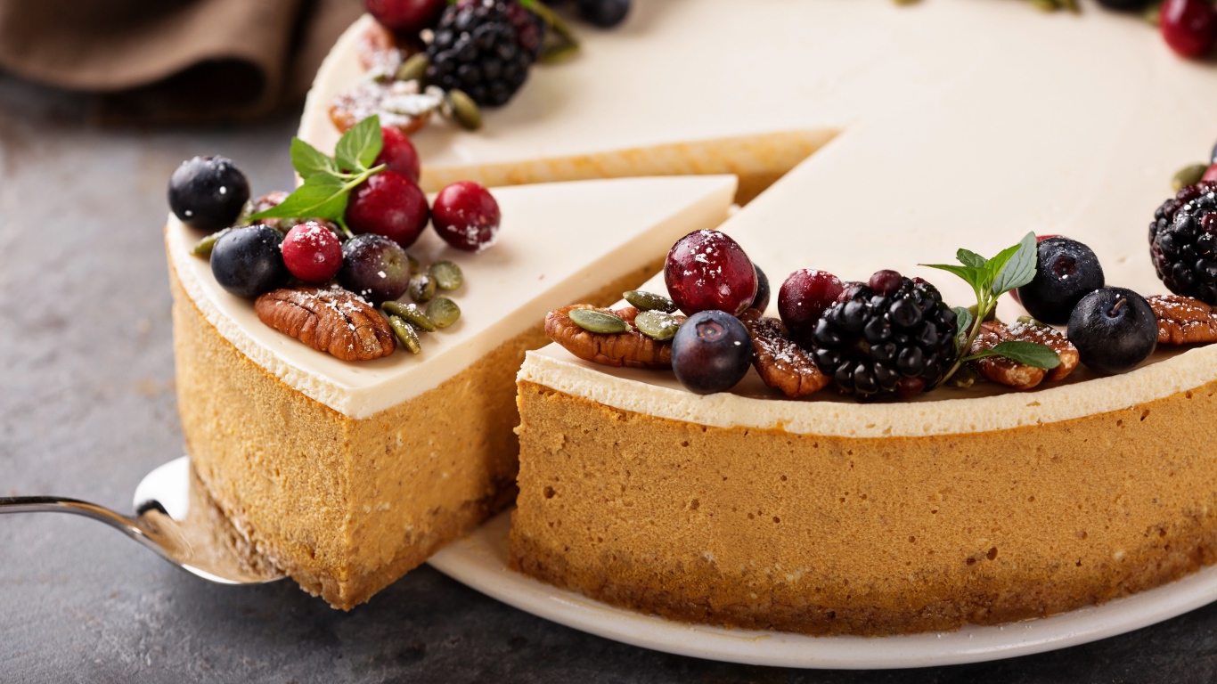 Вкусный пирог с ягодами и орехами крупным планом