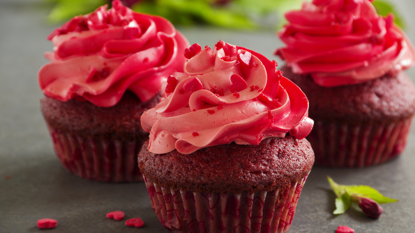 Три шоколадных кекса с розовым кремом 