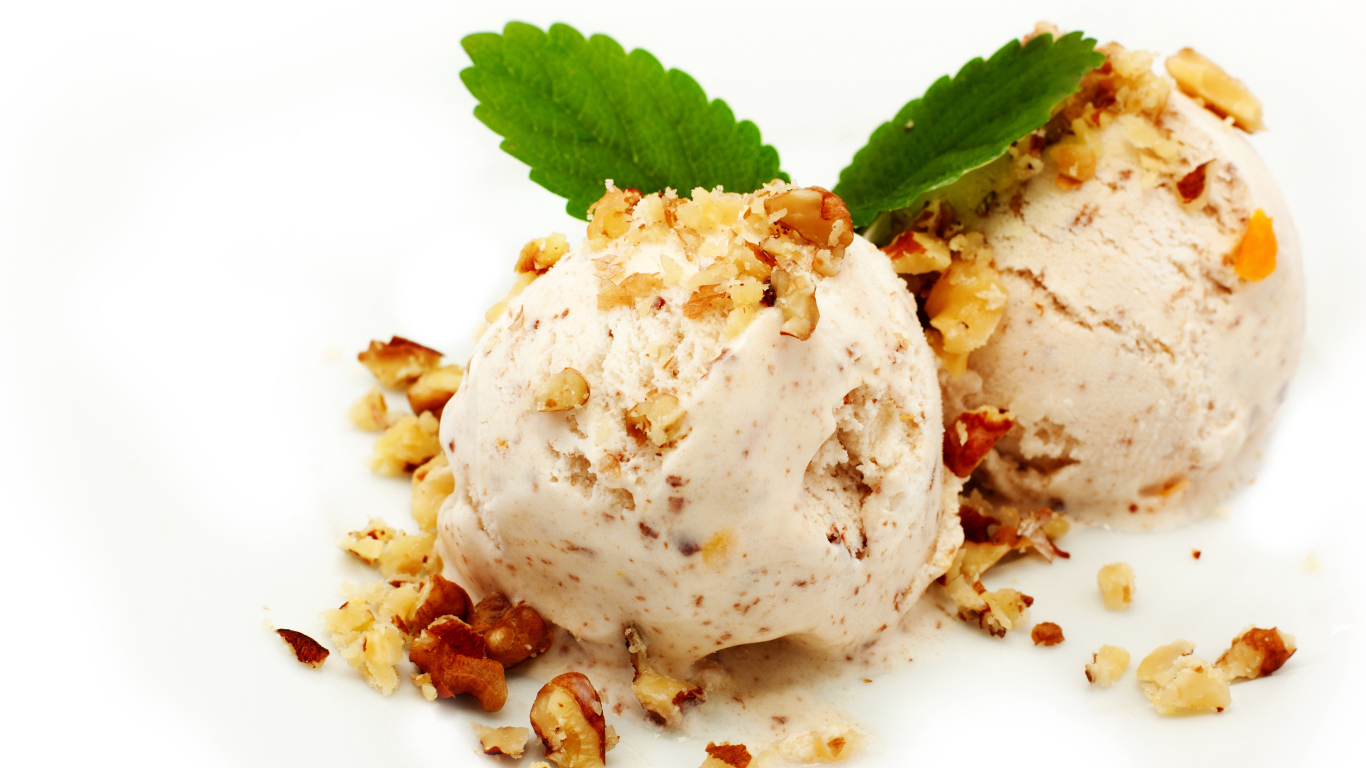 Два шарика мороженого с орехами на белом фоне