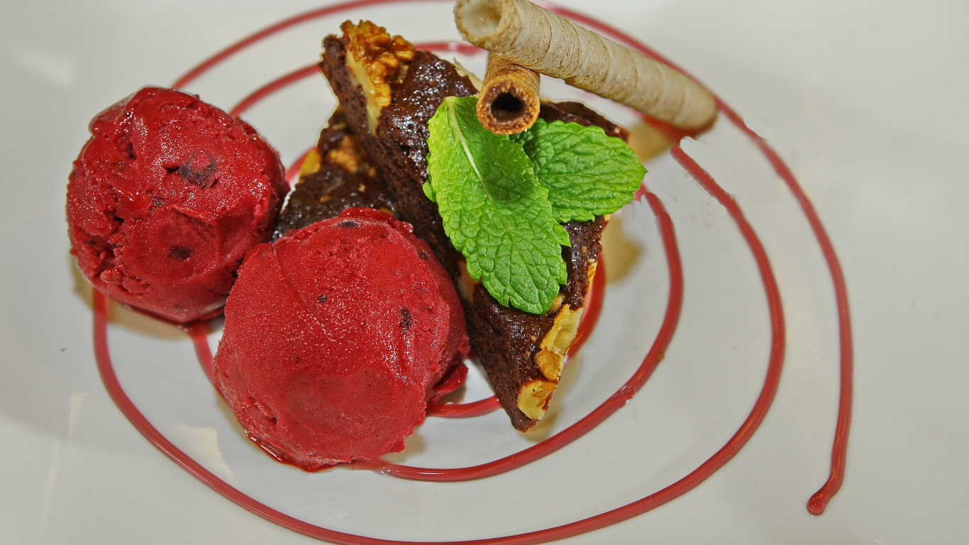 Два шарика фруктового мороженого с щербетом и трубочками