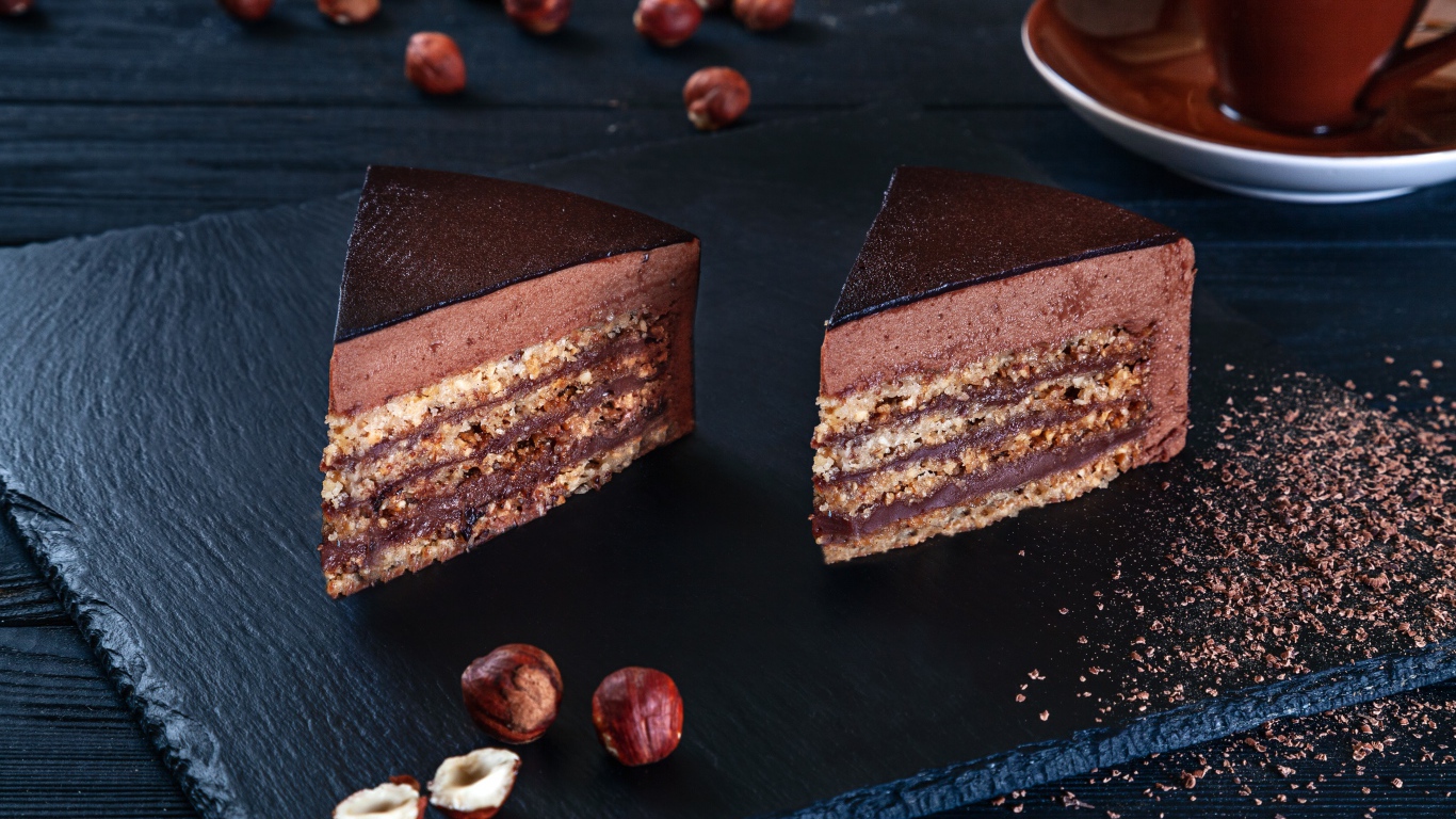 Два куска торта с лесными орехами на столе 