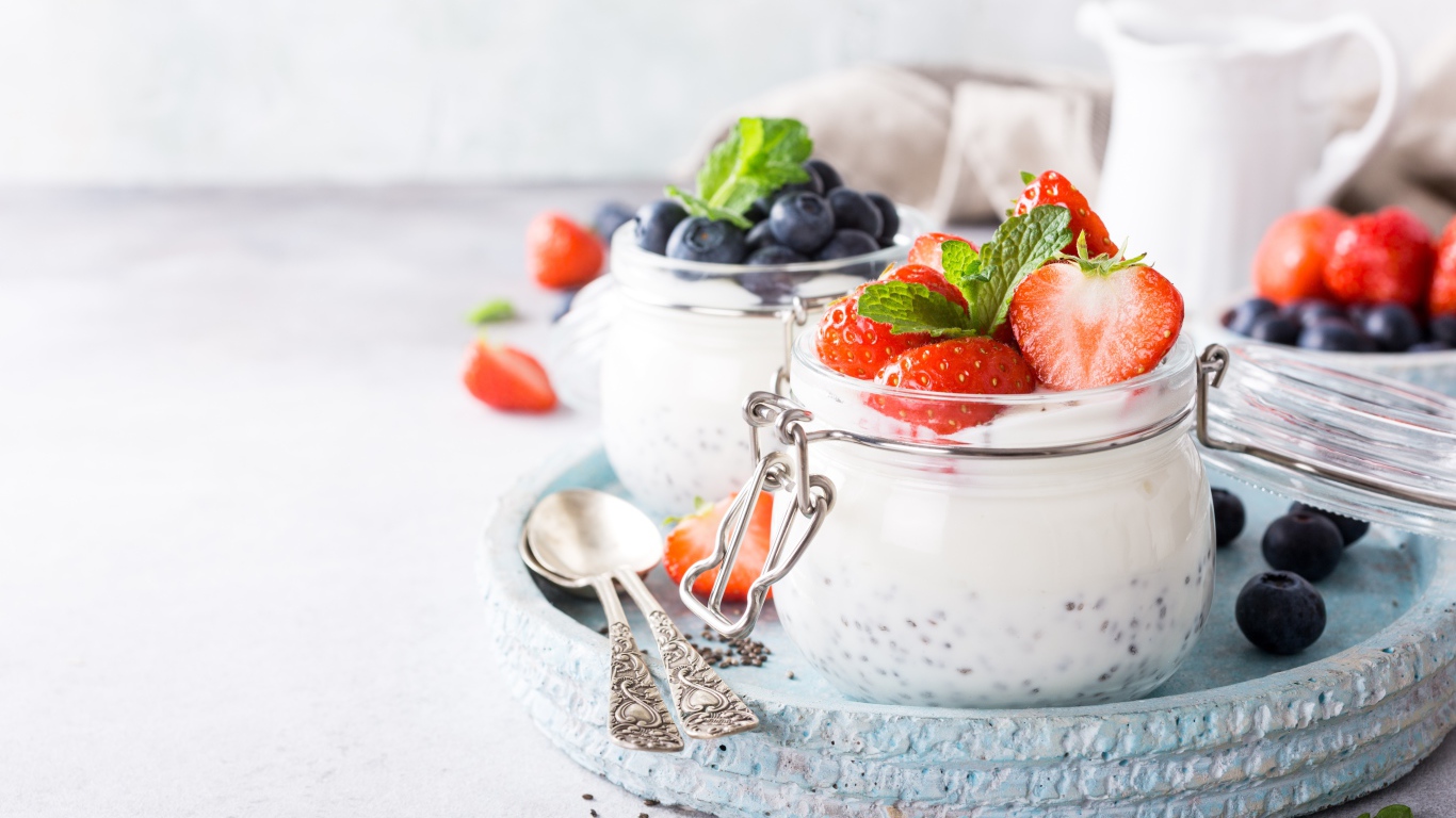 Йогурт с семенами годжи и ягодами на завтрак