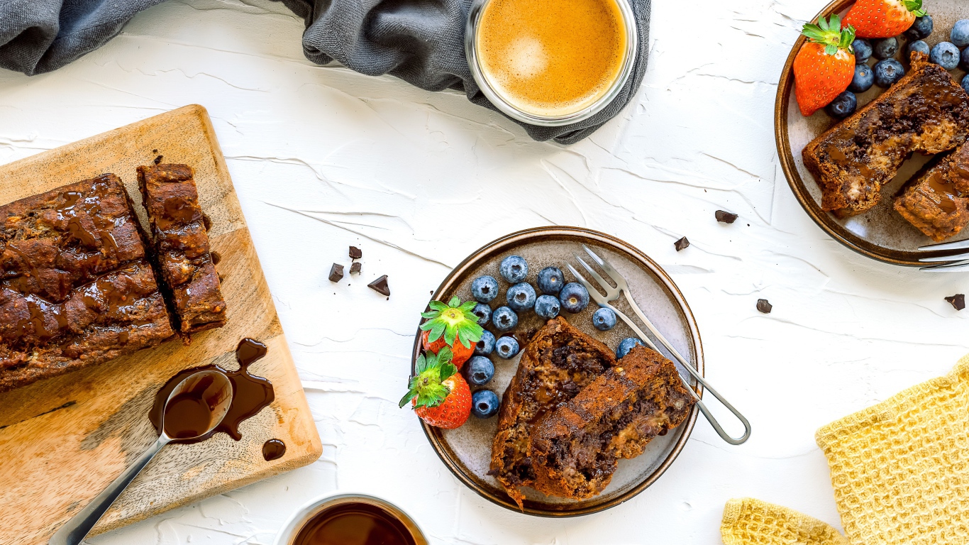 Кекс на тарелке с ягодами черники и клубники 