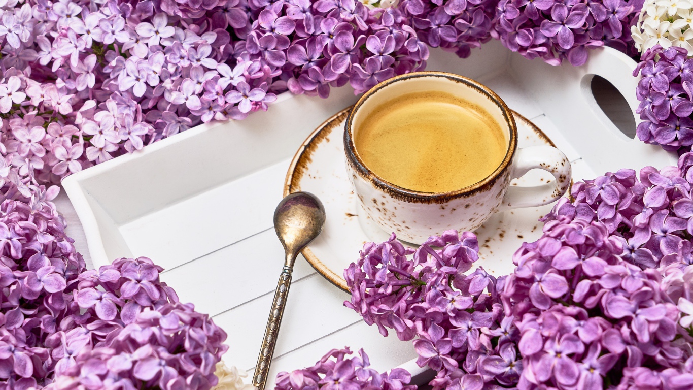 Чашка кофе на подносе с цветами сирени 