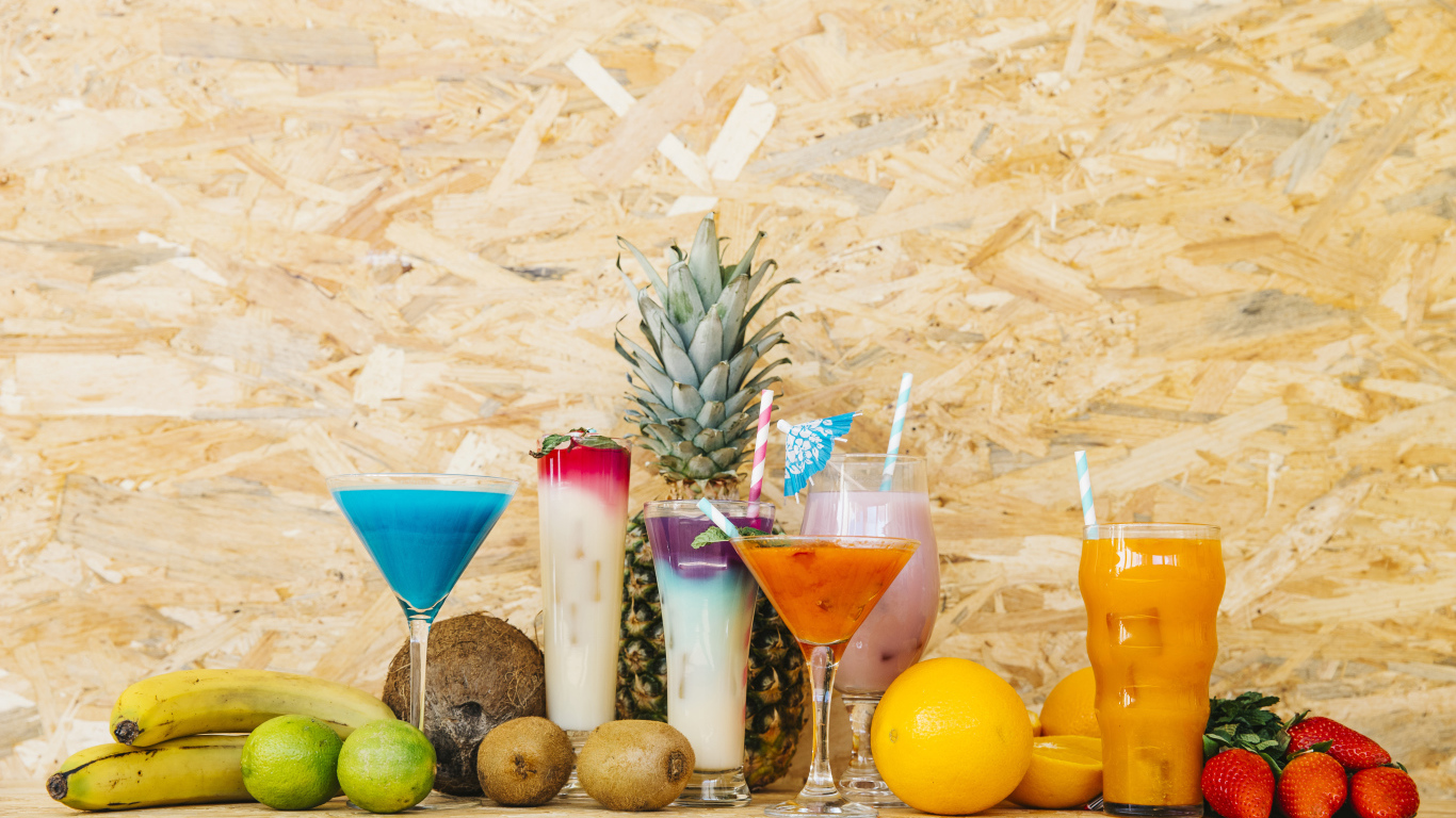 Разные коктейли на столе с фруктами 