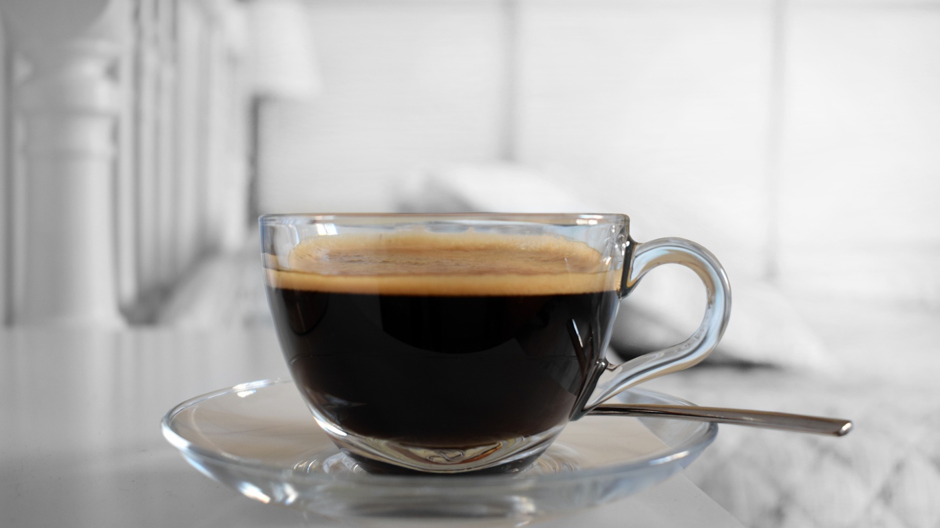 Стеклянная чашка кофе на столе 