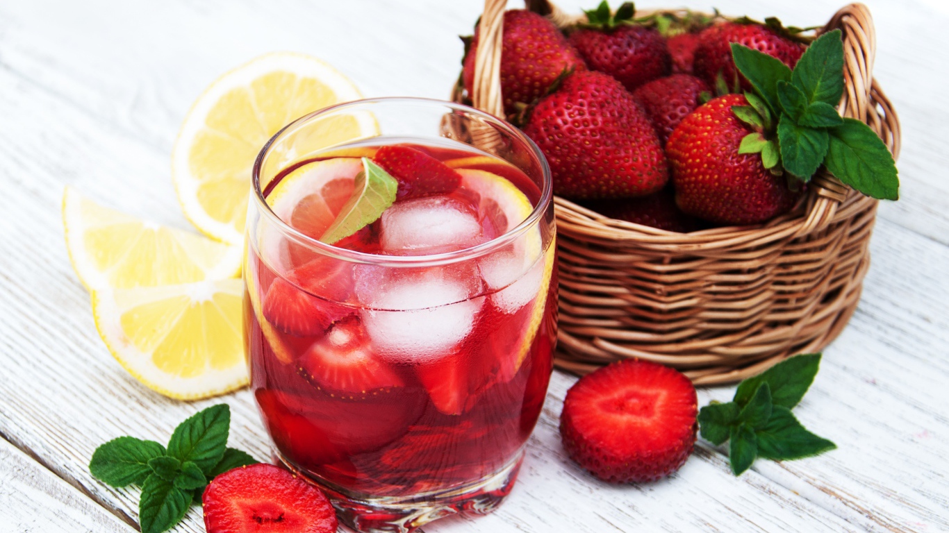 Мохито на столе с клубникой и лимоном