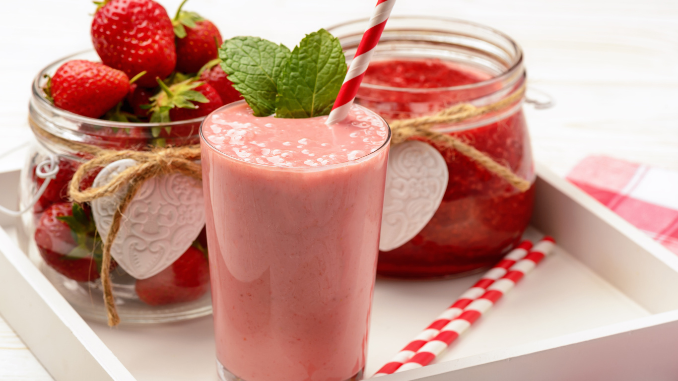 Клубничный коктейль на подносе с ягодами и джемом 