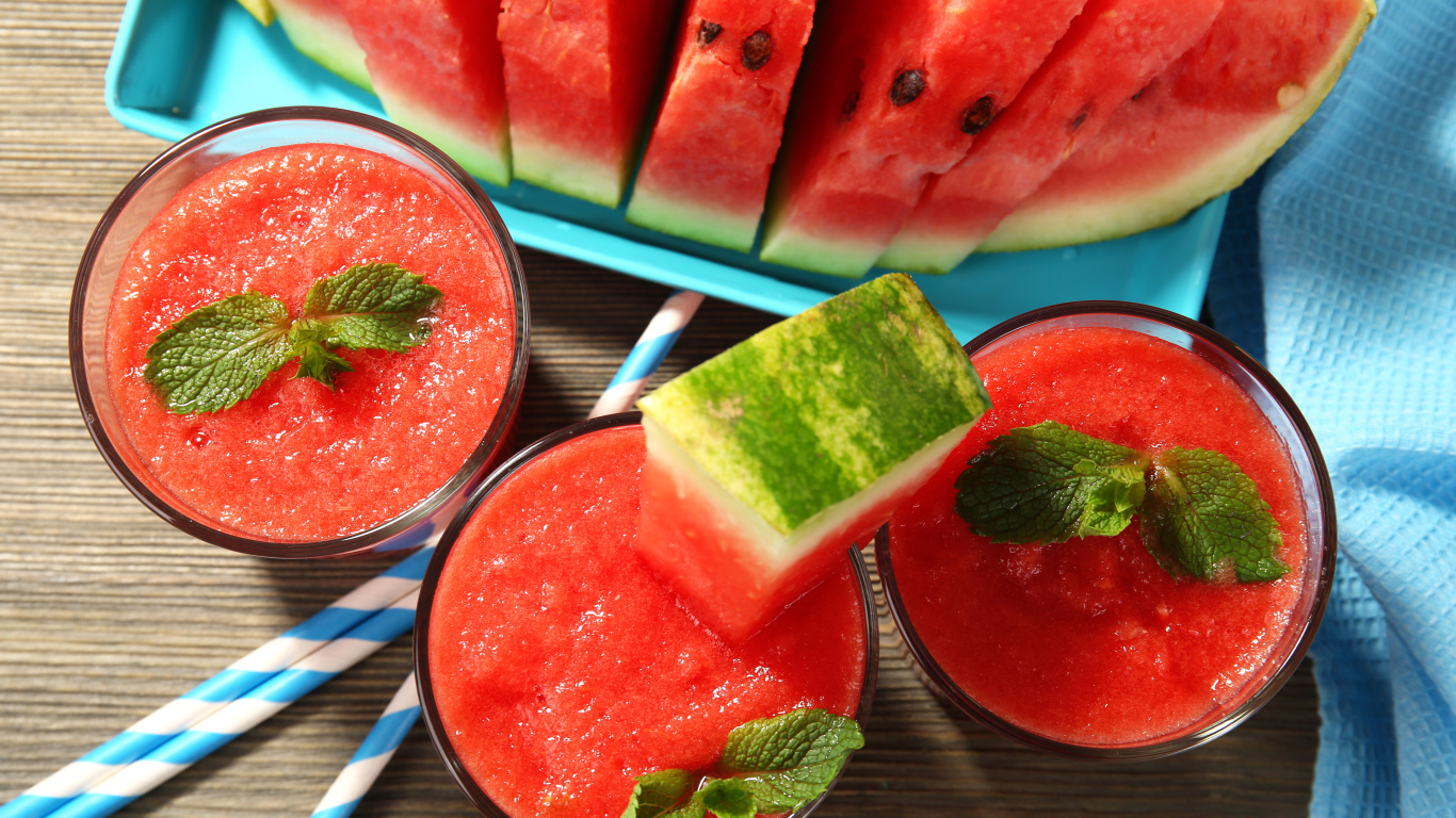 Арбузный смузи в стаканах на столе кусочками арбуза