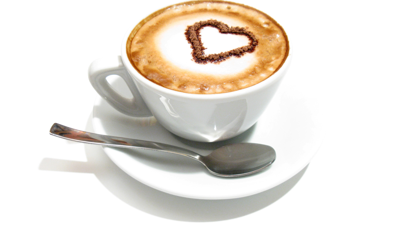 Белая чашка с капучино с сердцем из корицы на пене 