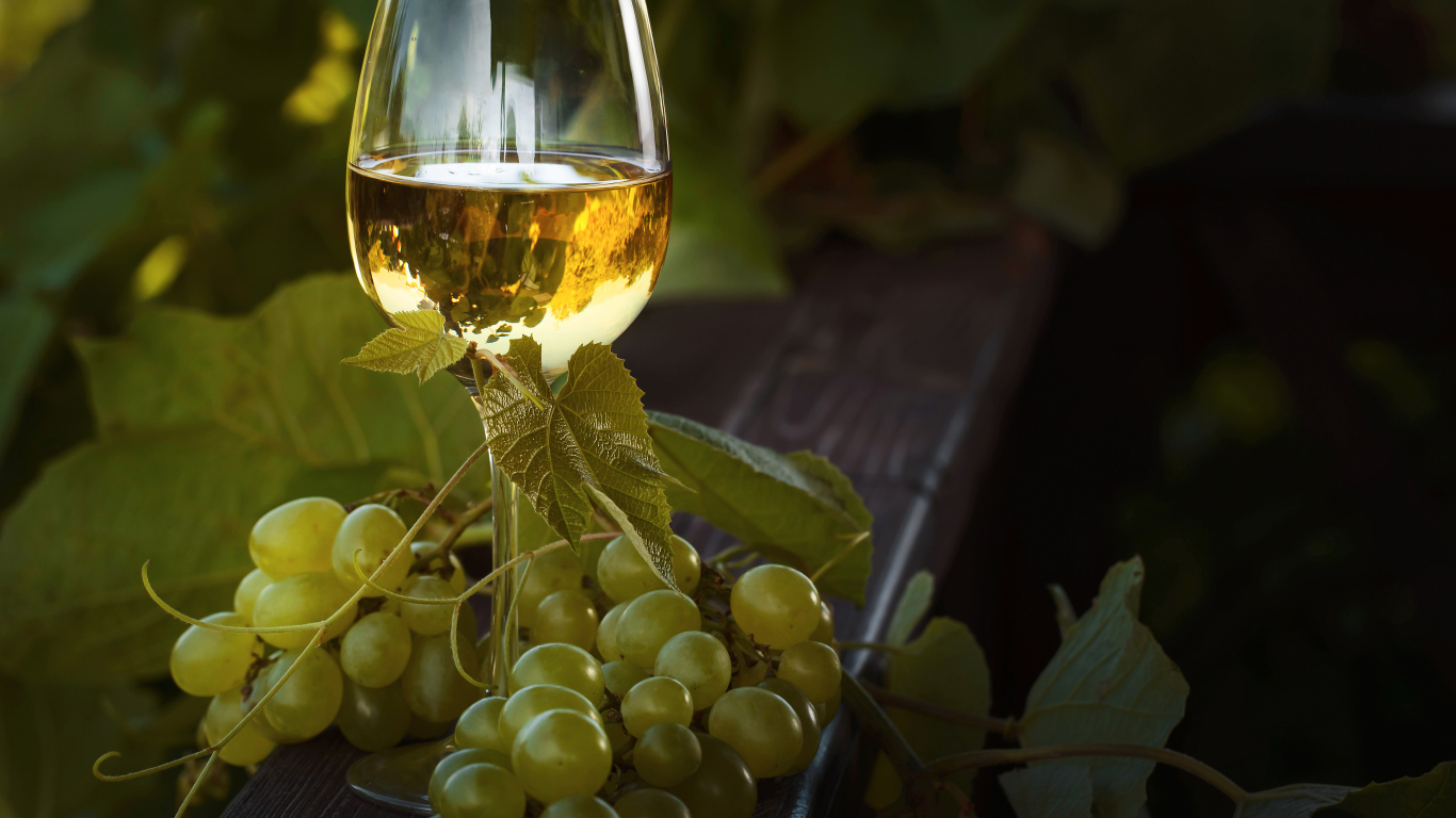 Белое вино с белым виноградом 