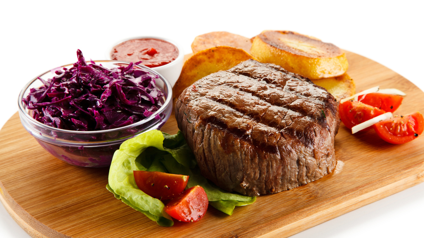 Кусок мяса гриль на доске с салатом и овощами