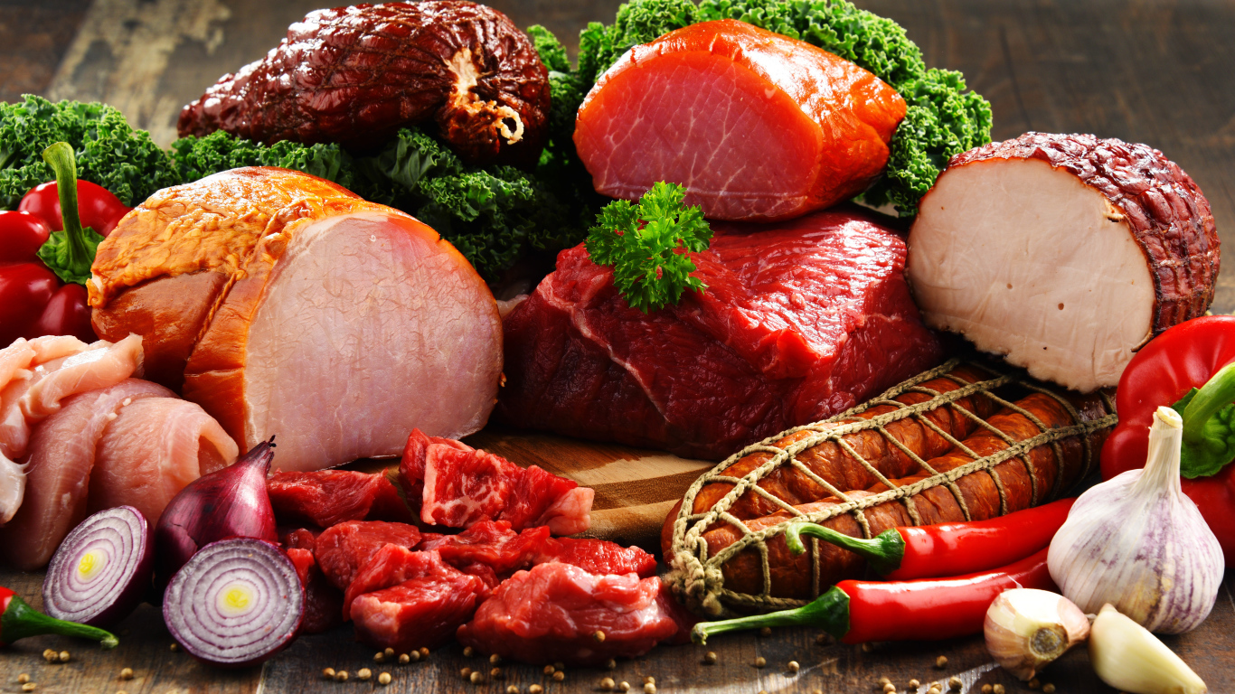 Аппетитная ветчина и мясо с перцем, луком, чесноком и зеленью 