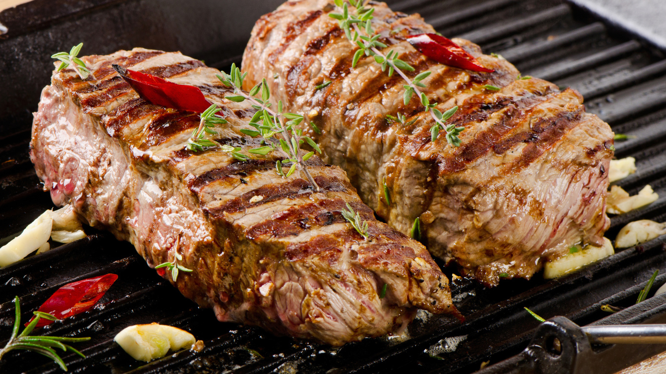 Аппетитные сочные куски мяса на гриле  со специями