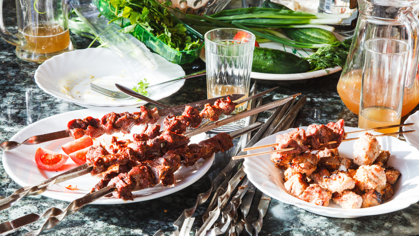 Аппетитный шашлык на шампурах на столе 