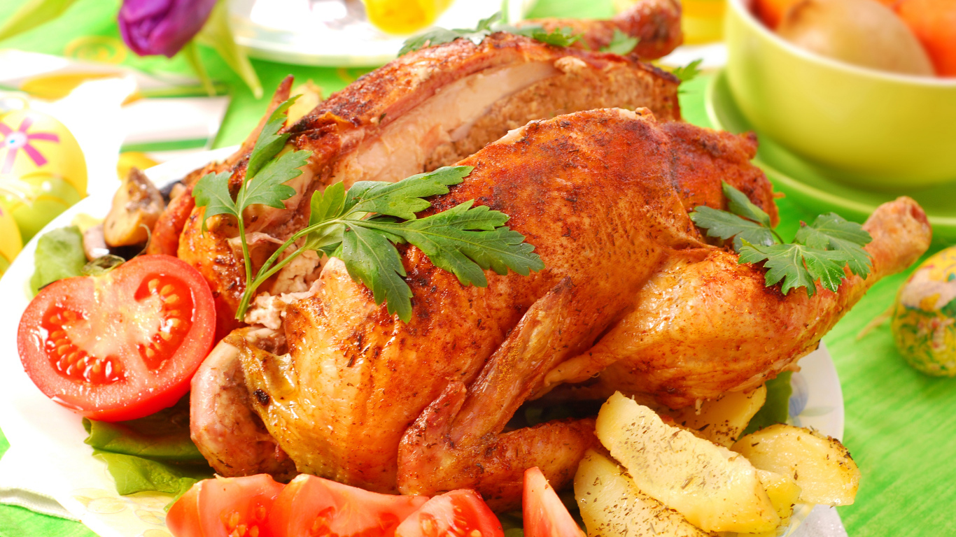 Запеченная курица на столе со свежими помидорами