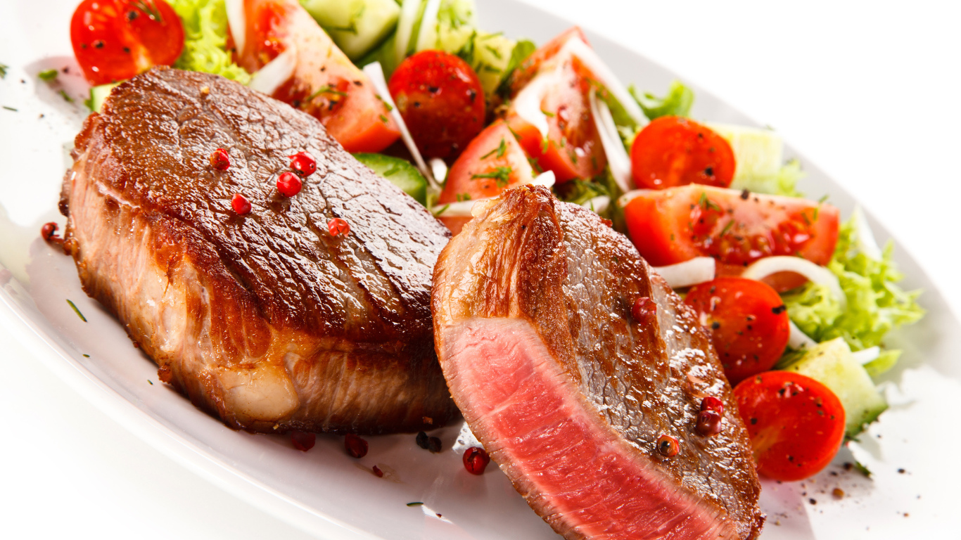 Запеченное мясо на тарелке с салатом