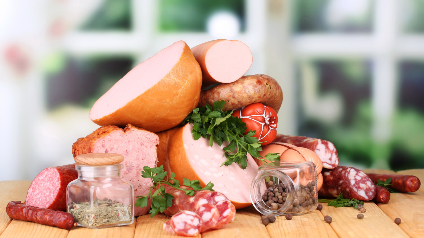 Разная колбаса с перцем на столе