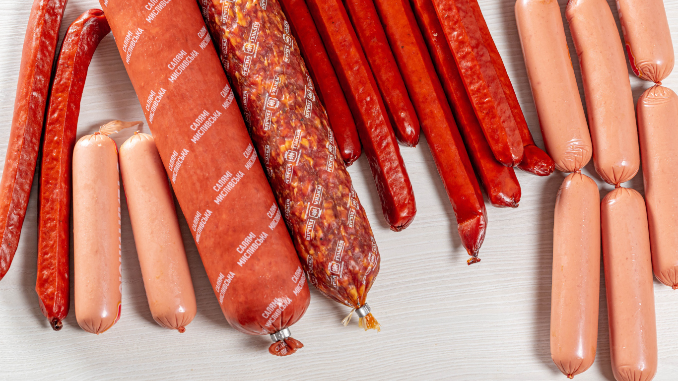 Разные виды колбасных изделий на столе 