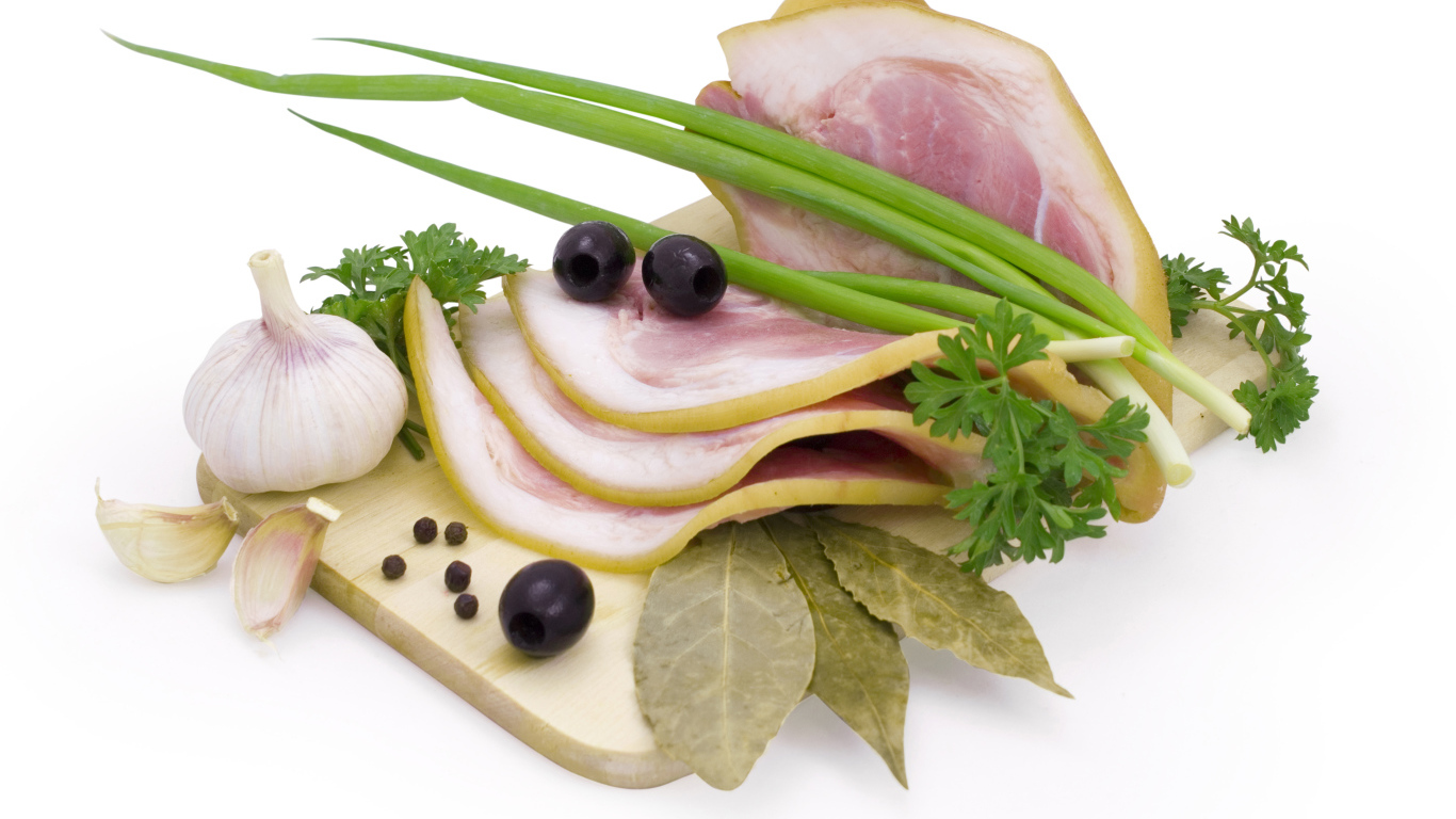 Сало с чесноком, зеленым луком и специями на белом фоне