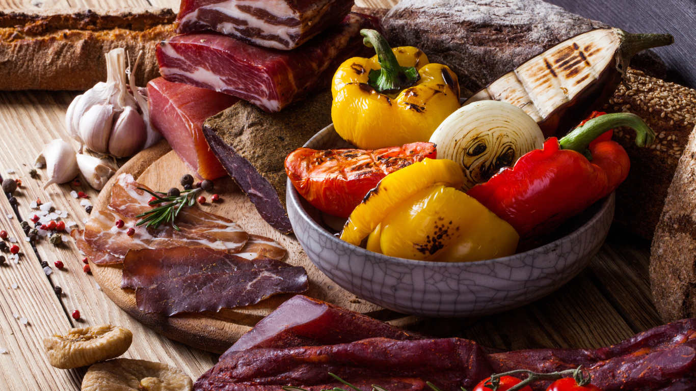 Мясные продукты на столе с запеченными овощами