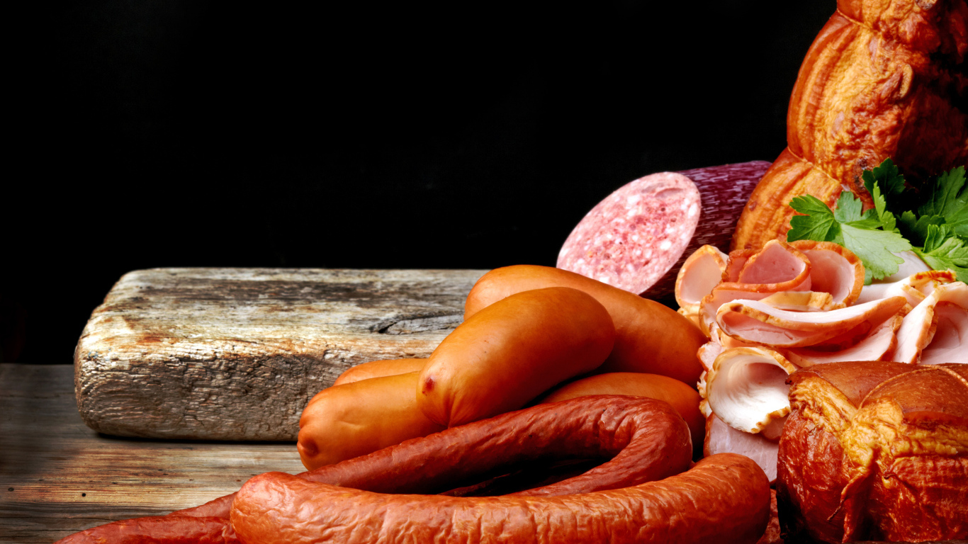 Колбаса с ветчиной лежат на столе