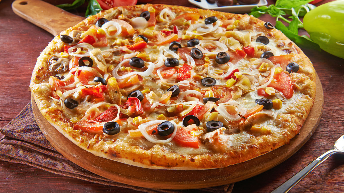 Большая пицца на доске с оливками и помидорами