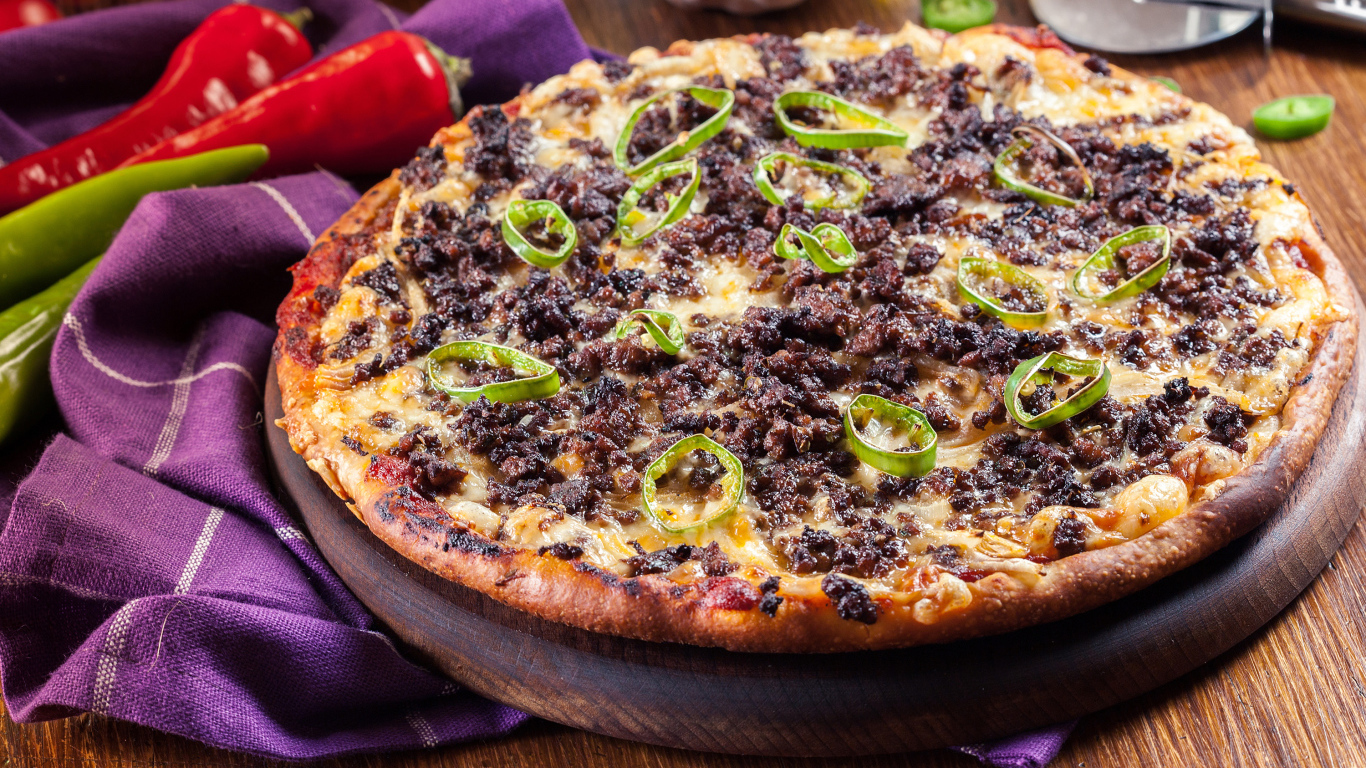 Пицца на доске с мясом и перцем 