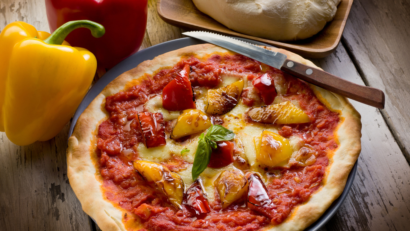 Пицца с болгарским перцем и сыром на столе