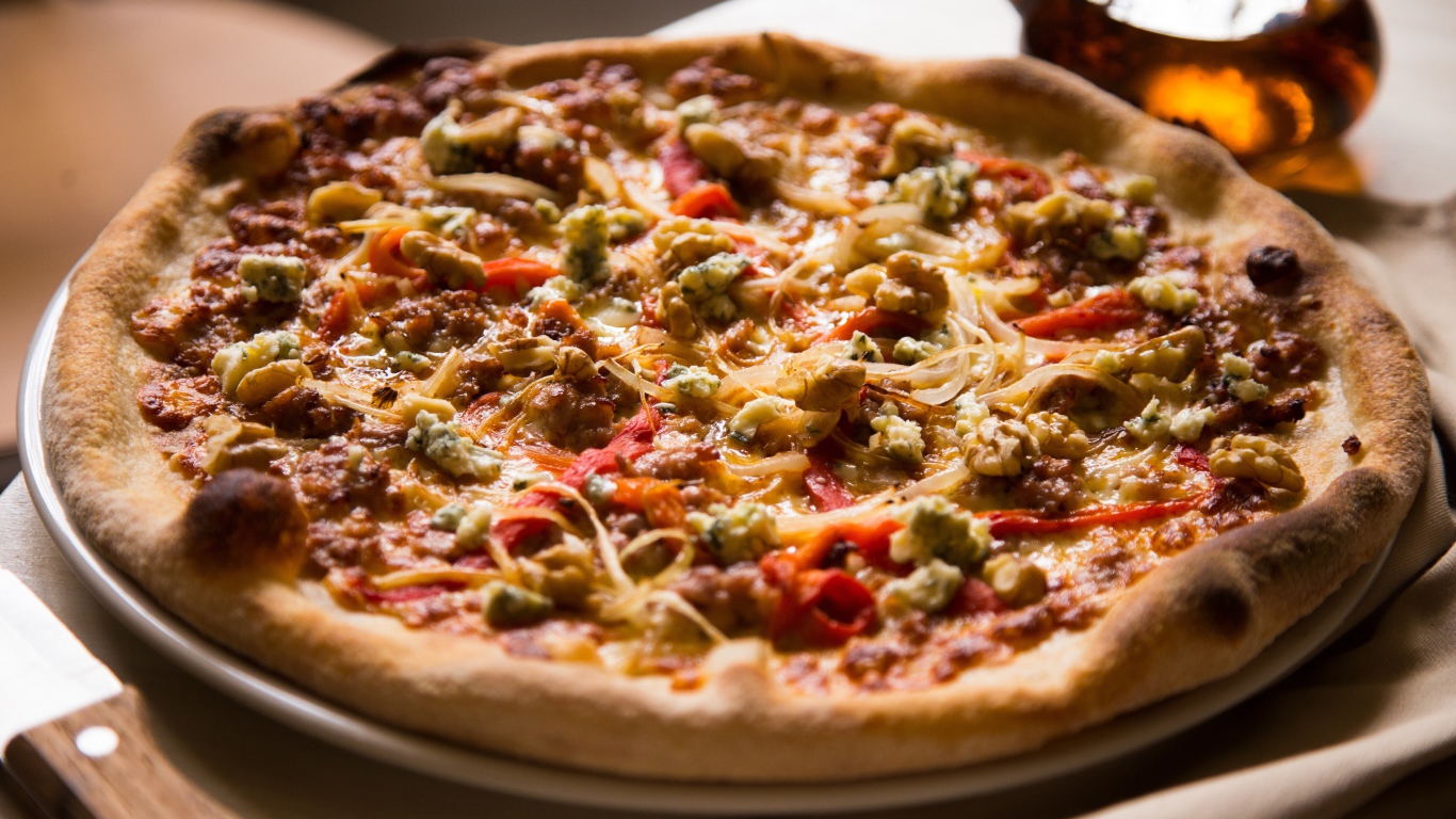 Пицца с зажаренными краями на столе 