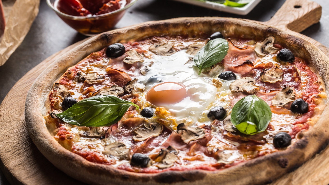 Пицца с ветчиной, грибами, оливками и яичницей 