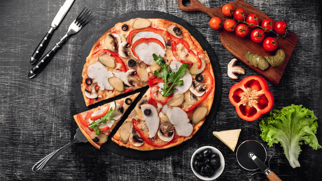 Пицца с перцем, мясом и грибами на столе