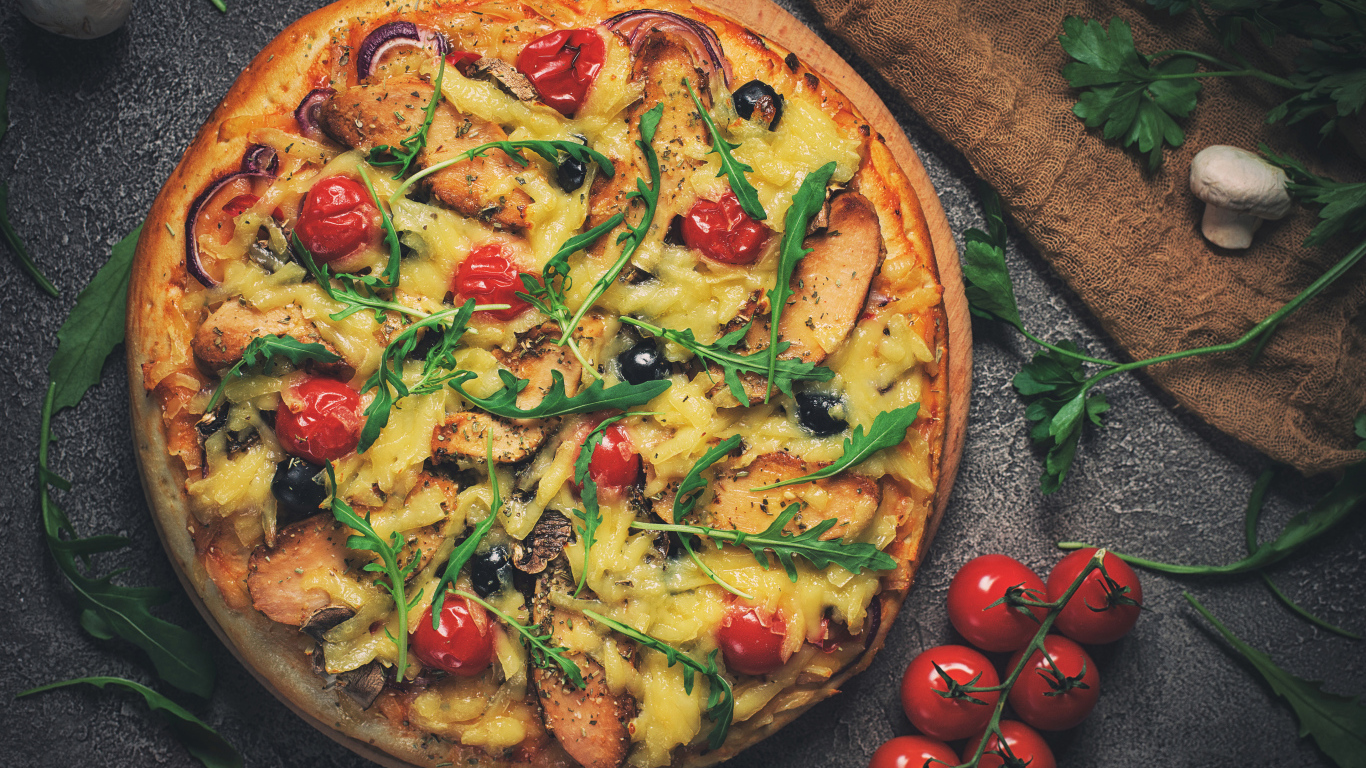 Пицца с томатами, сыром, мясом и зеленью рукколы 