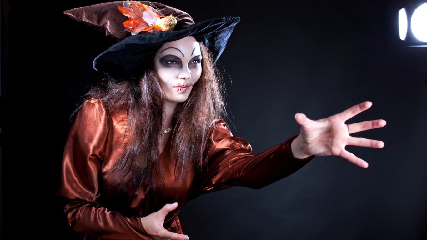 Девушка в костюме ведьмы на праздник Хэллоуин 