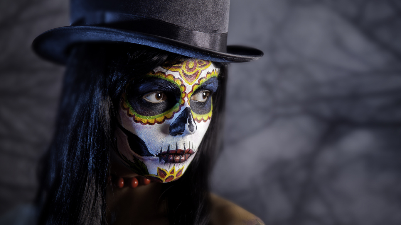 Девушка в цилиндре с гримом на Хэллоуин 