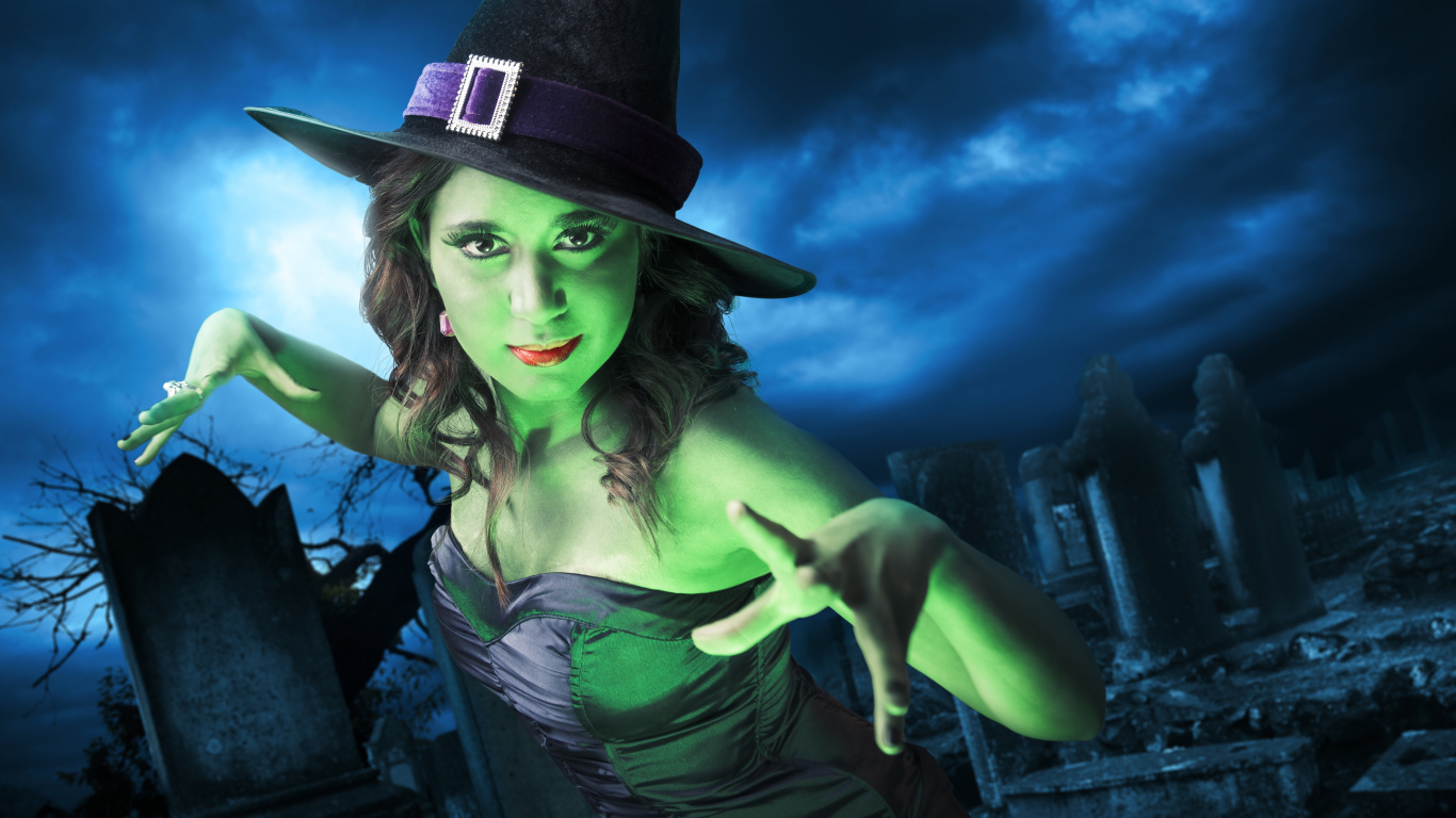 Девушка в костюме ведьмы на Хэллоуин 