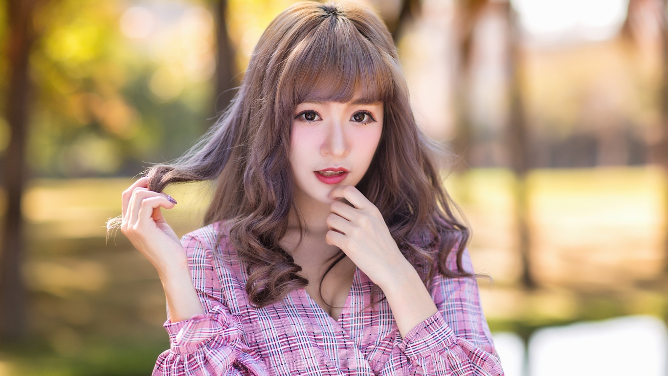 Девушка азиатка в рубашке с русыми волосами