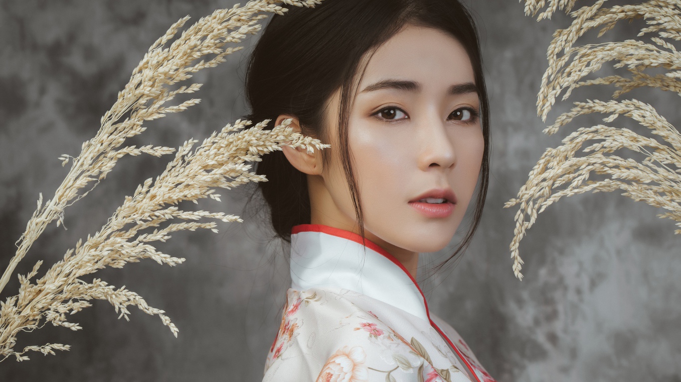 Девушка азиатка в кимоно на фоне с колосьями