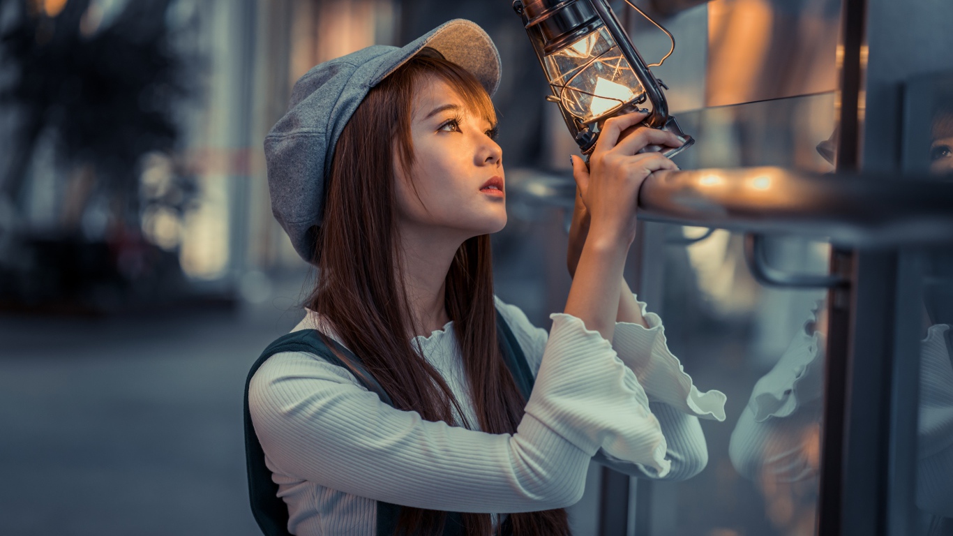 Девушка азиатка с фонарем в руках