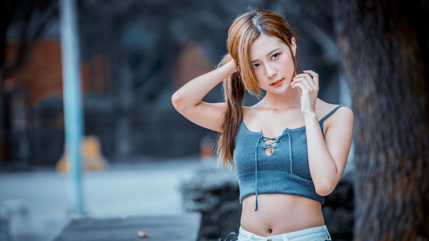 Молодая девушка азиатка в сером топике 