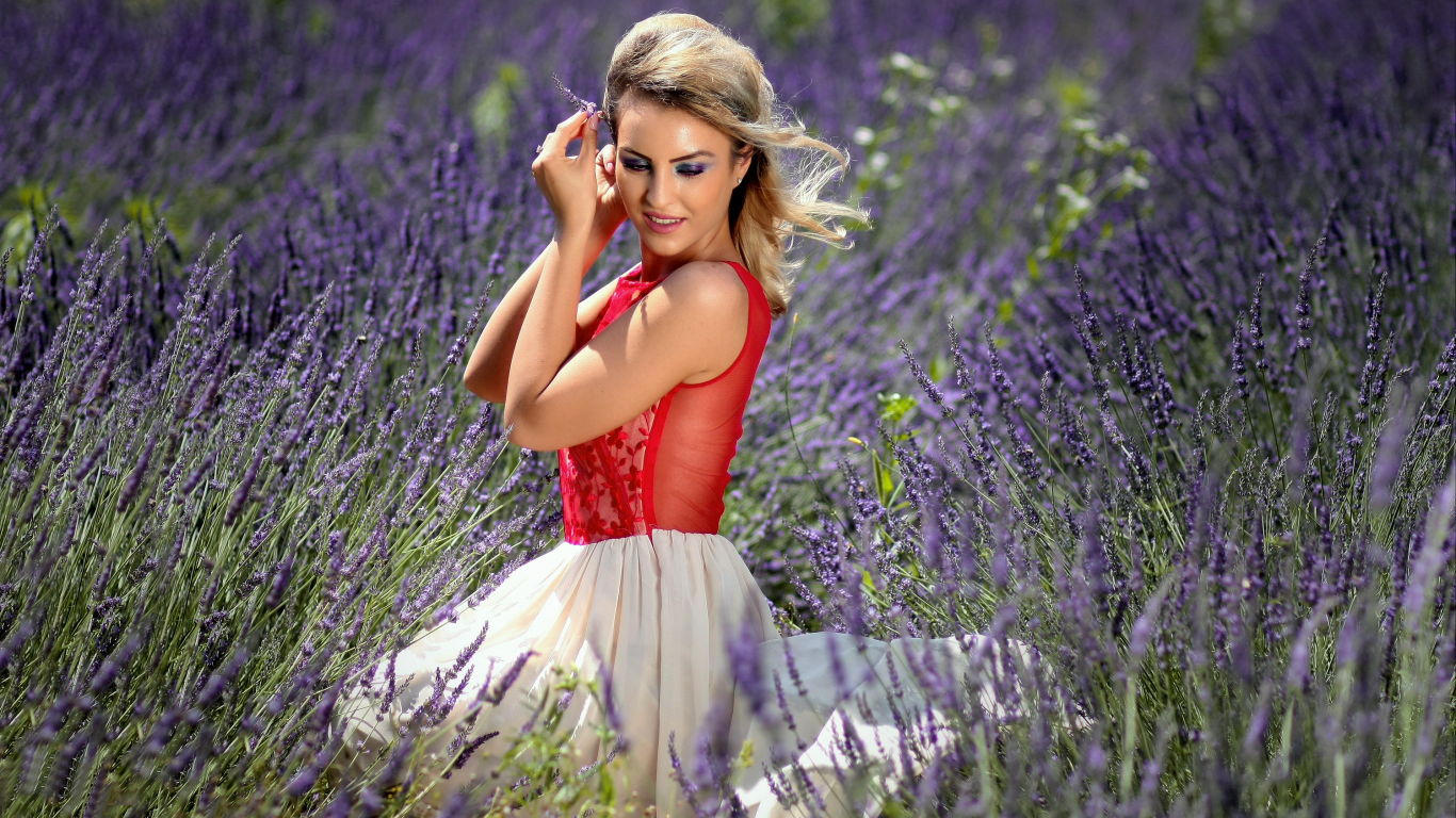 Красивая блондинка в цветах лаванды 